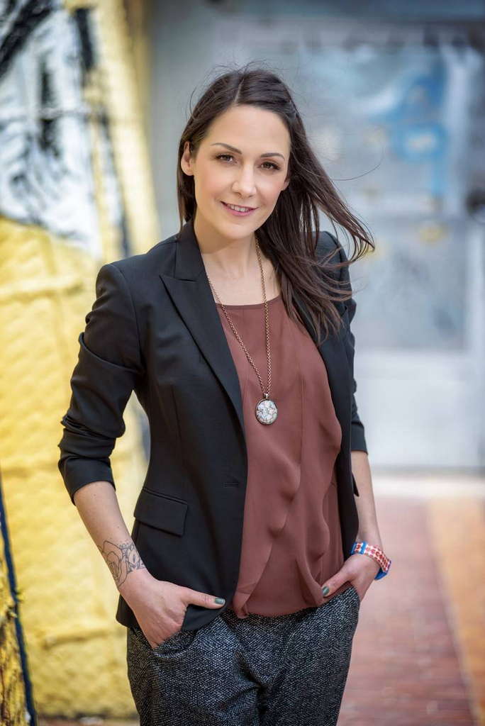 Portret djevojke koja gleda u objektiv
