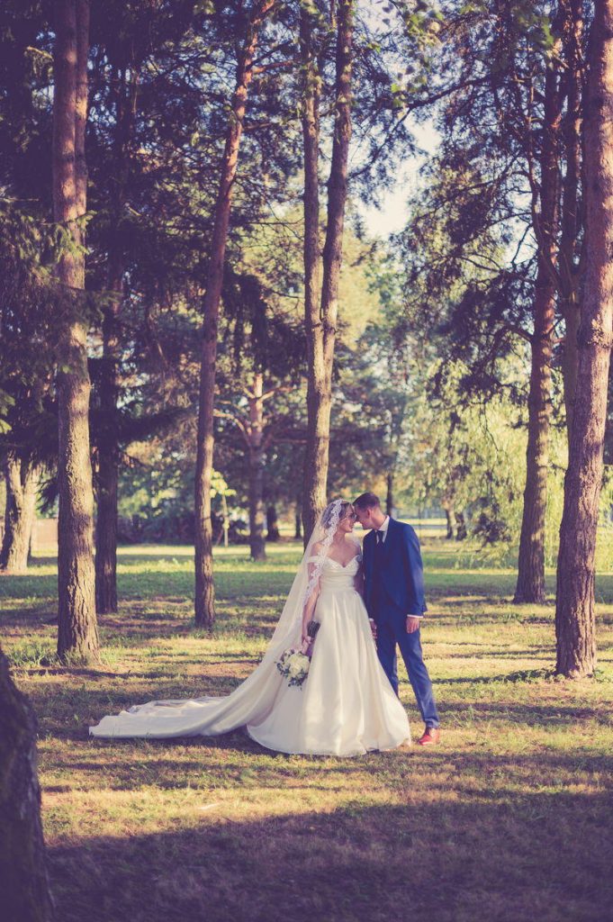 Mladenci šeću parkom - Fotosvijet Studio