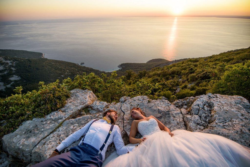 Mladenci uživaju u pogledu na more - Fotosvijet Studio