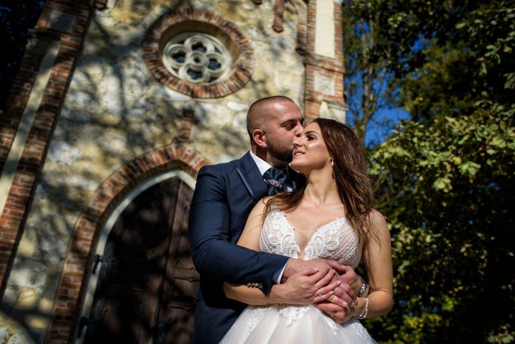 Poljubac mladenaca kraj kamene zgrade - Fotosvijet Studio