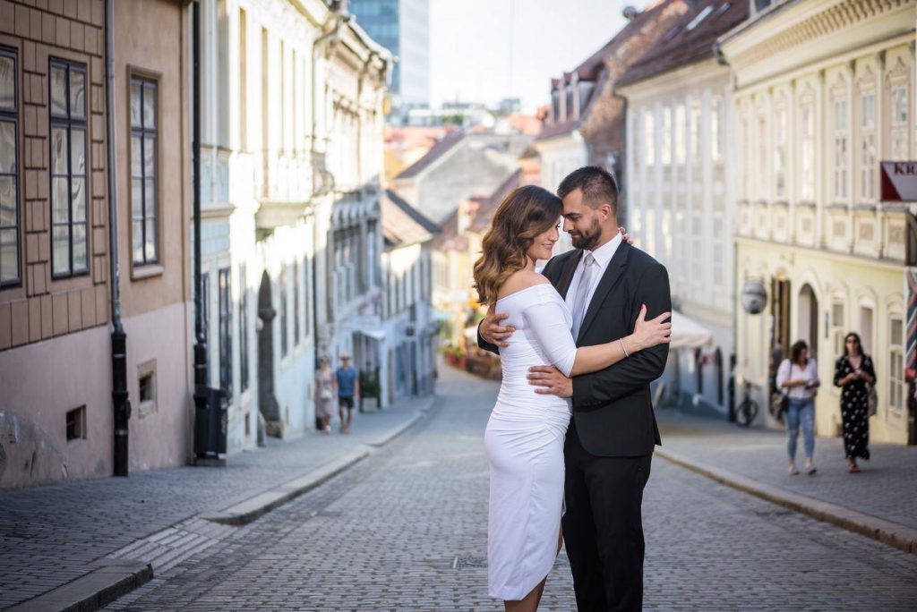 Mladenci šeću starim gradskim ulicama - Fotosvijet Studio