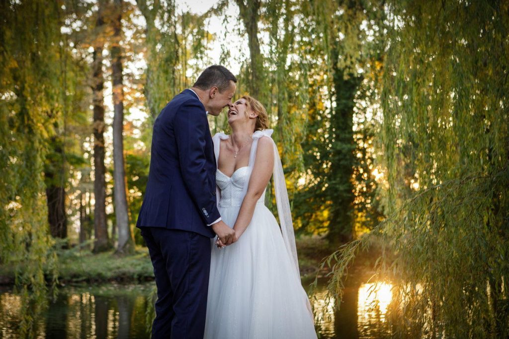 Poljubac mladenaca u šumi - Fotosvijet Studio