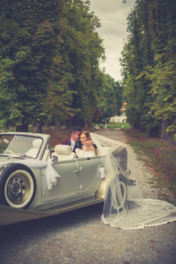Mladenci u starinskom automobilu - Fotosvijet Studio