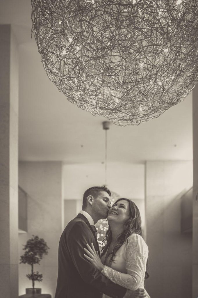 Detalj mladenaca u vjenčanom prostoru - Fotosvijet Studio