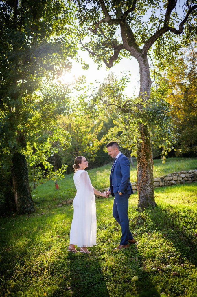 Mladenci u vrtu okruženi zelenilom - Fotosvijet Studio