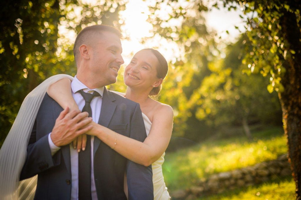 Zagrljaj mladenaca u prirodi - Fotosvijet Studio